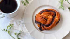 スターバックス_「チョコレートバブカ」の皿のせとコーヒーが並んでいる様子