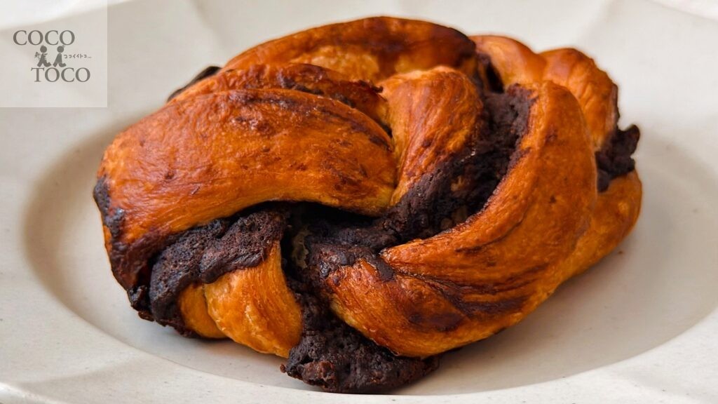 スターバックス__チョコレートが練り込まれた「チョコレートバブカ」の生地