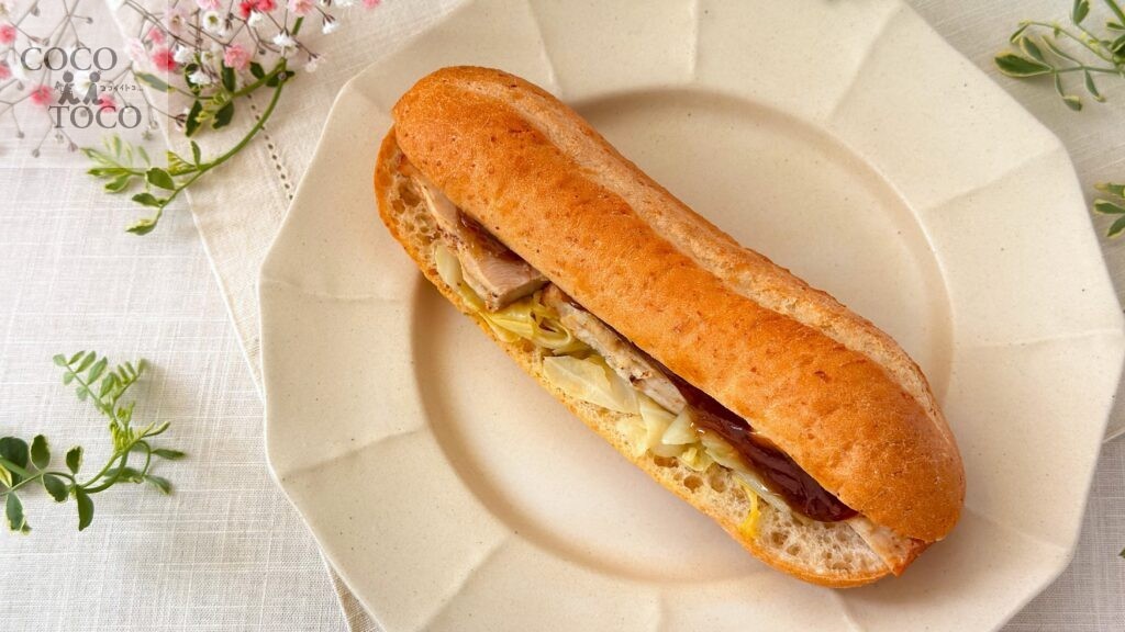 スターバックス_「照り焼きチキン 石窯フィローネ」がテーブルの上に置いてある様子