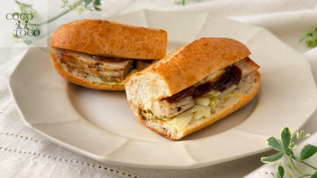 スターバックス_カットした「照り焼きチキン 石窯フィローネ」の皿のせ