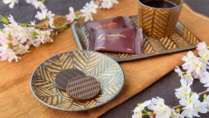 UCC_「UCC YOINED アソートセット 6枚入り（2025）」のパッケージと皿盛り