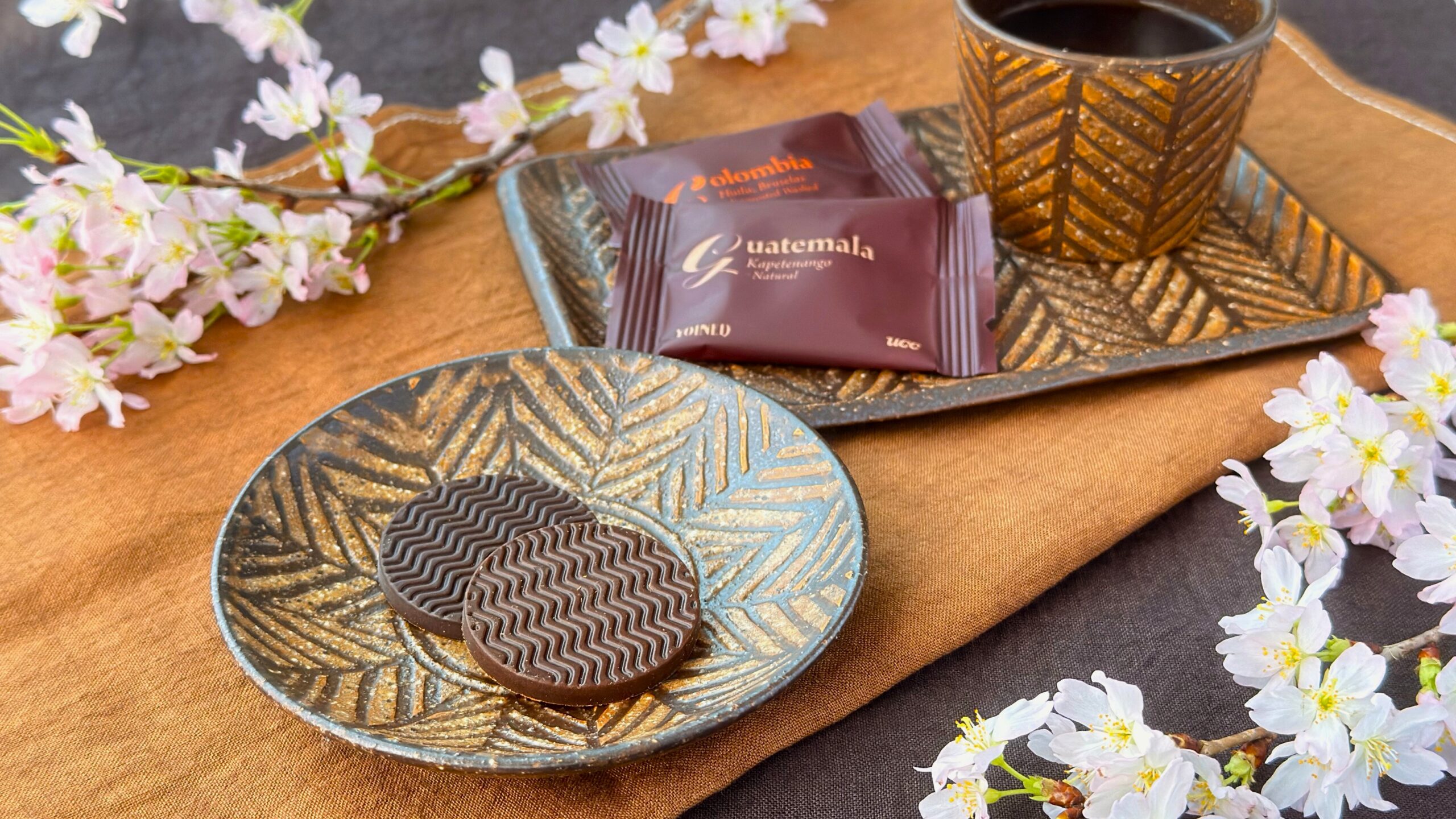 UCC_「UCC YOINED アソートセット 6枚入り(2025)」のパッケージと皿盛り