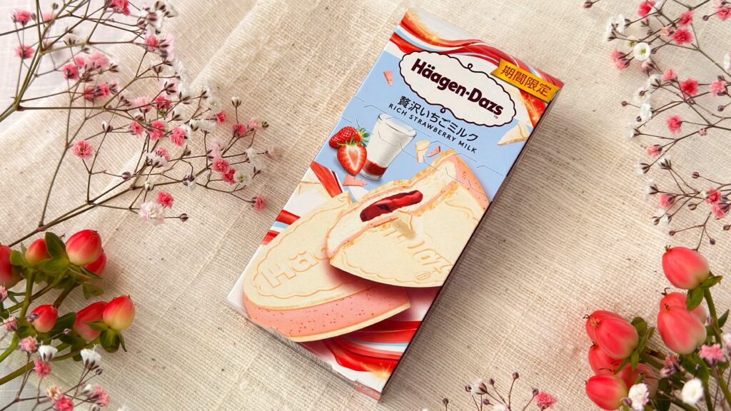 ハーゲンダッツ_お花に囲まれたクリスピーサンド「贅沢いちごミルク」のパッケージ