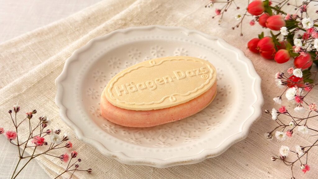 ハーゲンダッツ_クリスピーサンド「贅沢いちごミルク」の皿のせ