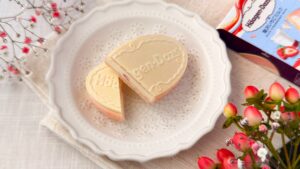 ハーゲンダッツ_クリスピーサンド「贅沢いちごミルク」とパッケージが並んでいる様子