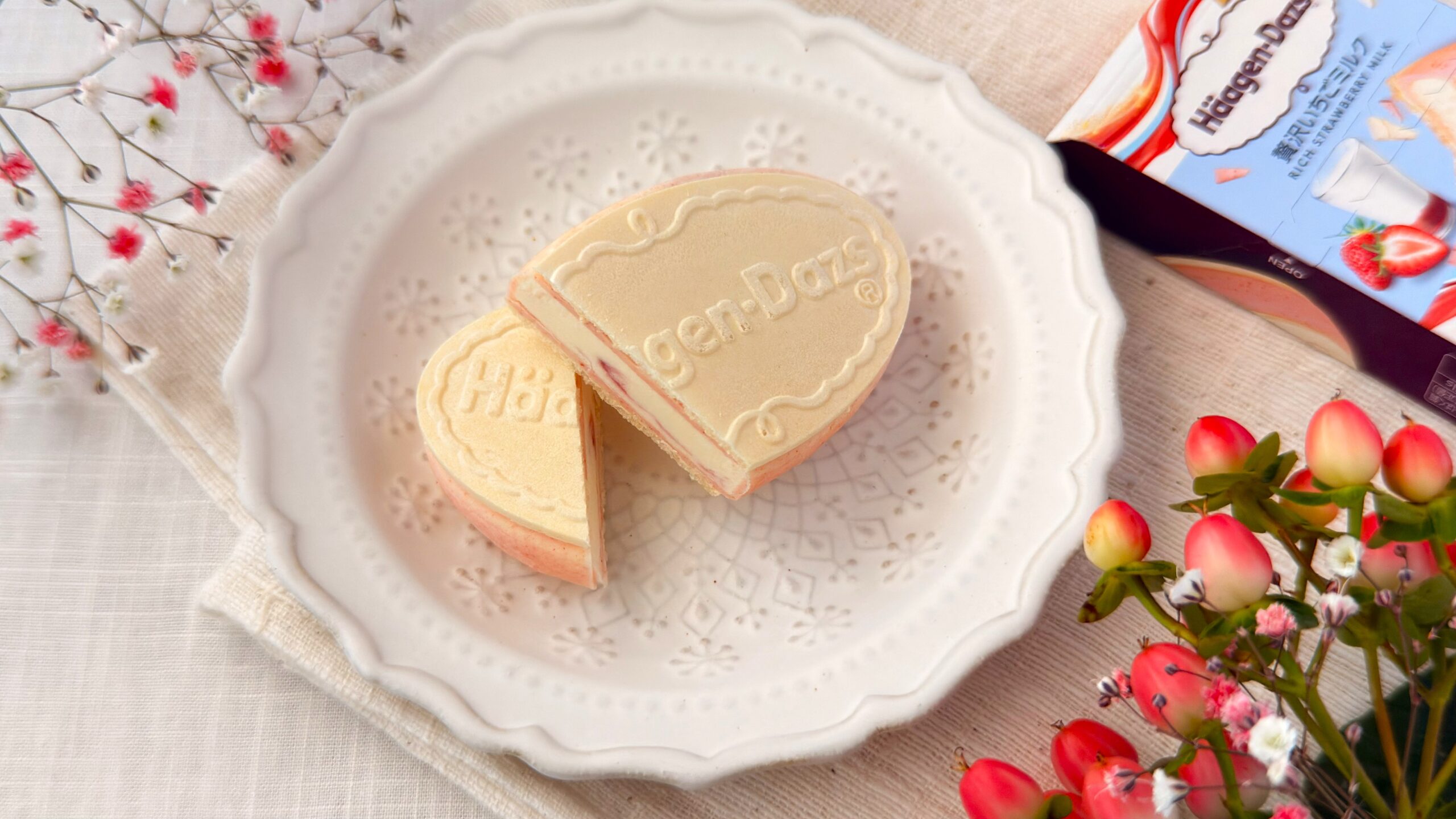 ハーゲンダッツ_クリスピーサンド「贅沢いちごミルク」とパッケージが並んでいる様子