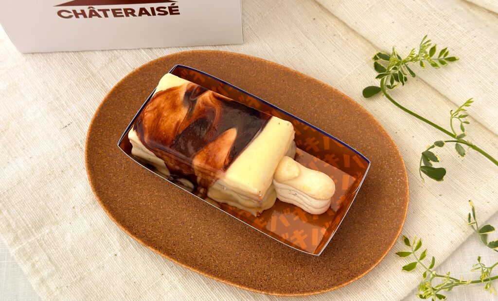 シャトレーゼ_箱から取り出した「チョコバッキー THE CAKE」の皿のせ