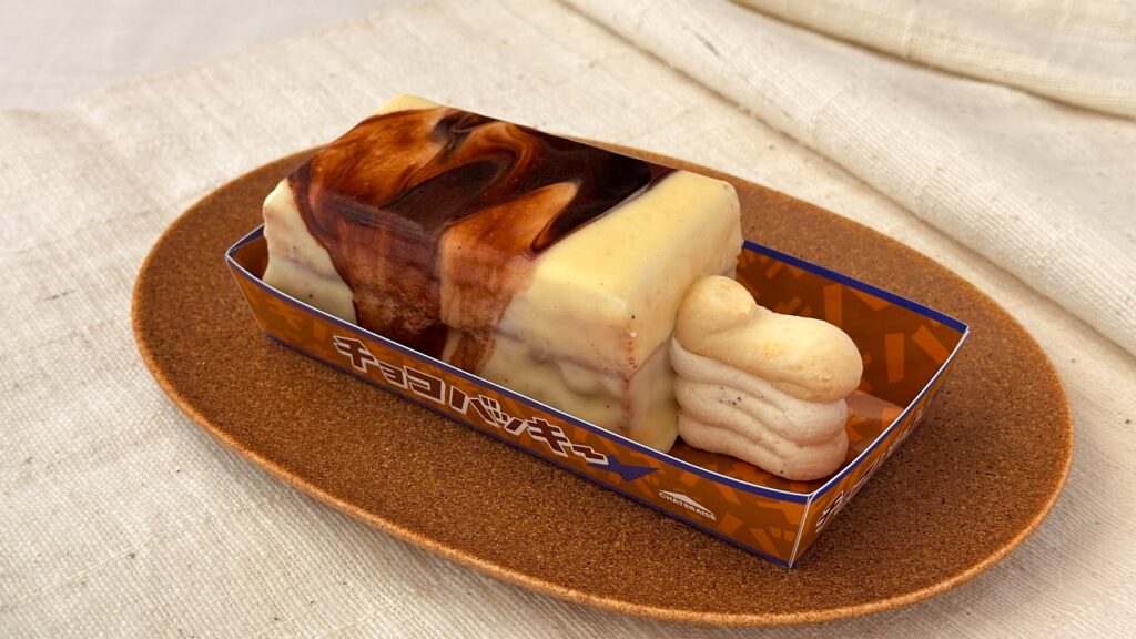 シャトレーゼ_専用トレーにのった「チョコバッキー THE CAKE」