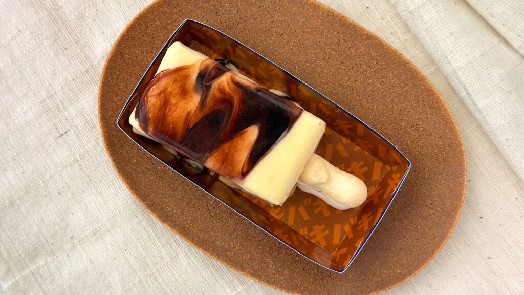 シャトレーゼ_「チョコバッキー THE CAKE」が専用トレーにのっている様子