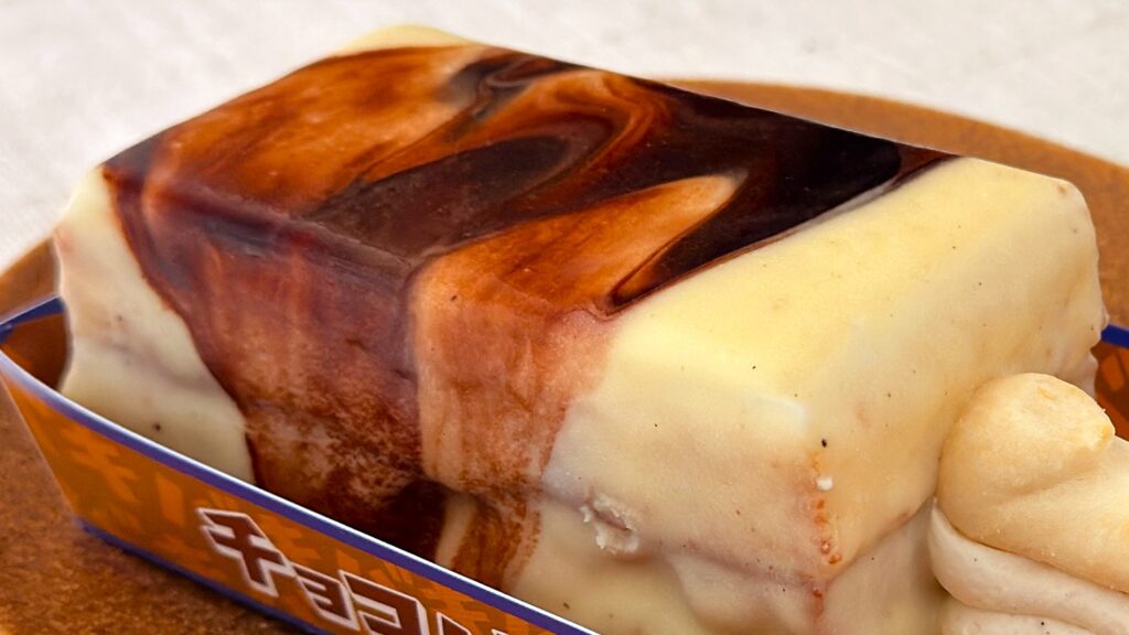 シャトレーゼ_ホワイトチョコレートでコーティングされた「チョコバッキー THE CAKE」