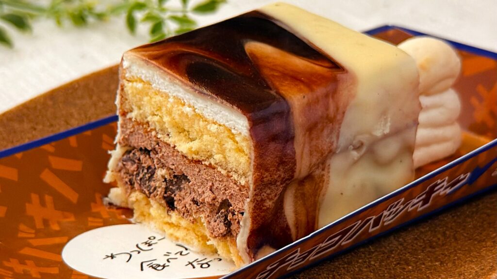 シャトレーゼ_カットした「チョコバッキー THE CAKE」の皿のせ