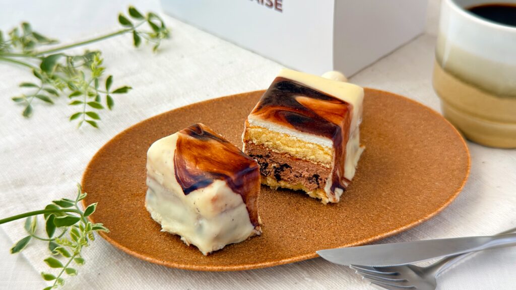 シャトレーゼ_半分にカットした「チョコバッキー THE CAKE」とコーヒーが並んでいる様子1