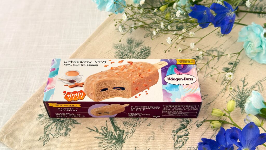ハーゲンダッツ_お花に囲まれた「ロイヤルミルクティークランチ」のパッケージ