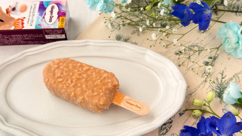 ハーゲンダッツ_箱から取り出した「ロイヤルミルクティークランチ」の皿のせ