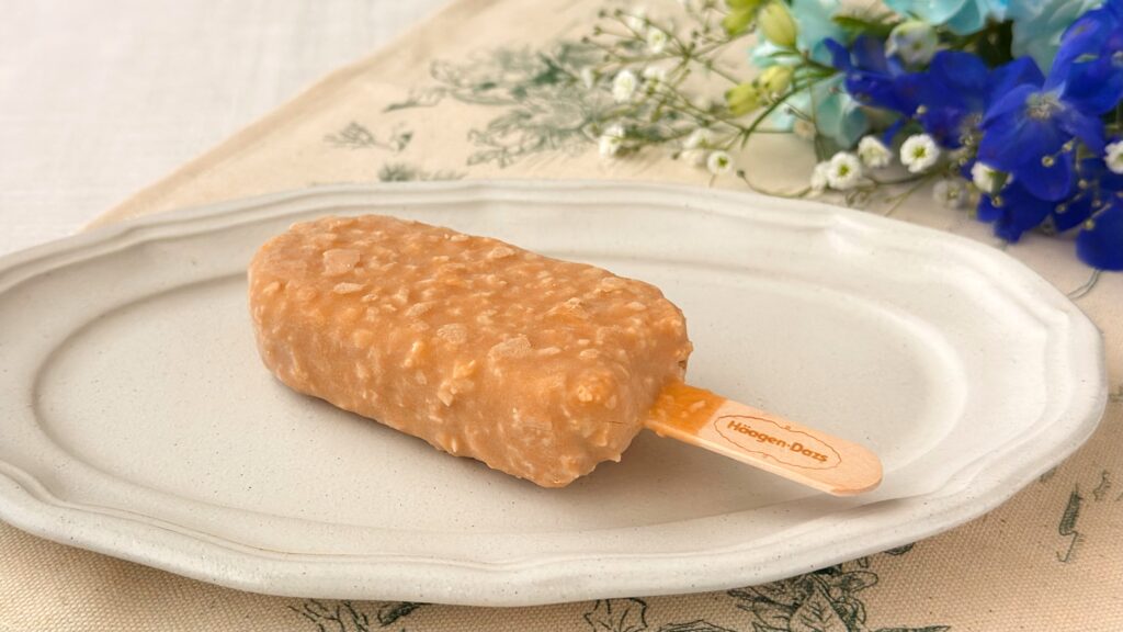 ハーゲンダッツ_白皿にのった「ロイヤルミルクティークランチ」