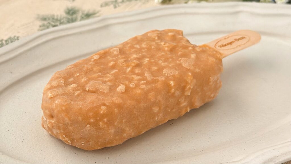 ハーゲンダッツ_「ロイヤルミルクティークランチ」の皿のせ