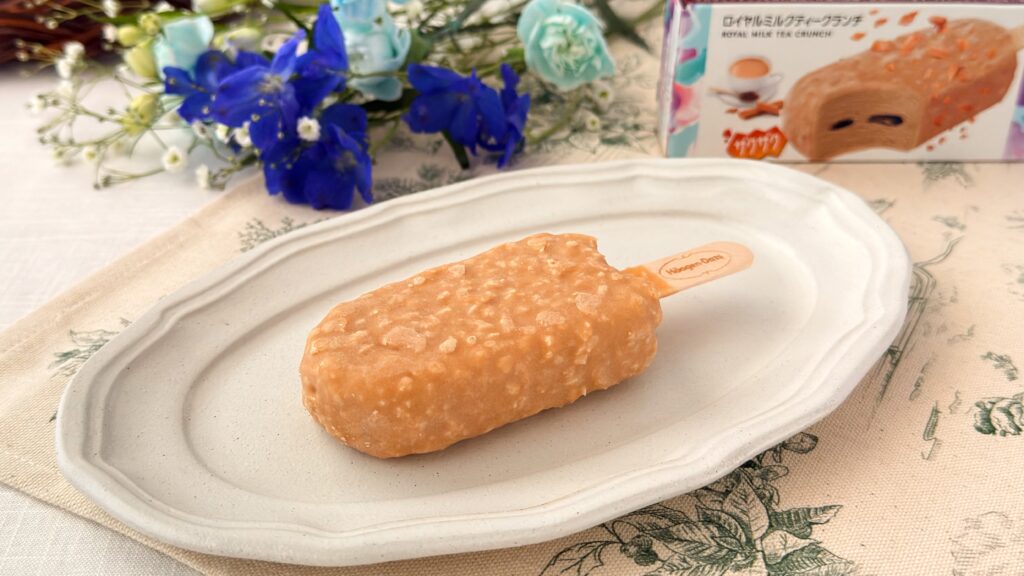ハーゲンダッツ_白皿にのった「ロイヤルミルクティークランチ」とお花が置いてある様子