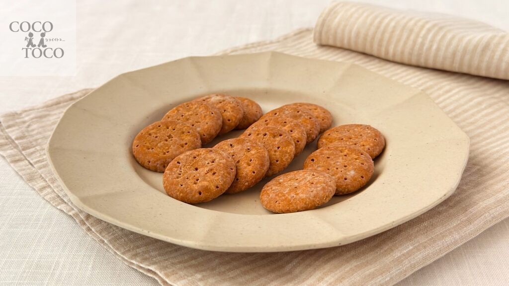 カルディ_白皿に盛り付けた「しみチョココーヒービスケット」