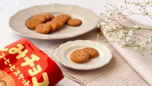 カルディ_「しみチョココーヒービスケット」をパッケージから取り出し皿に盛り付けている様子