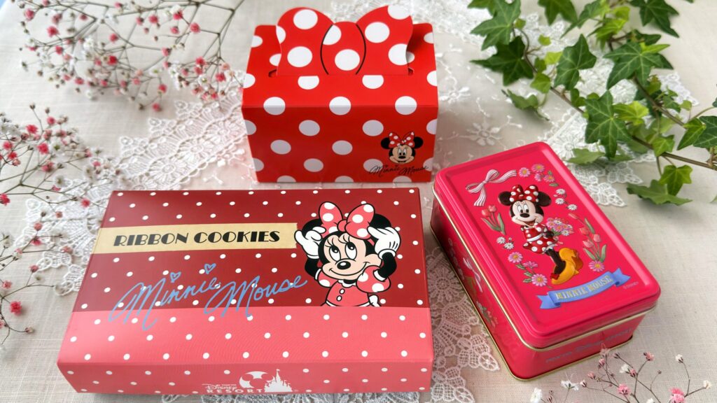 東京ディズニーリゾート_ミニーが描かれたチョコレート缶や菓子箱が置いてある様子