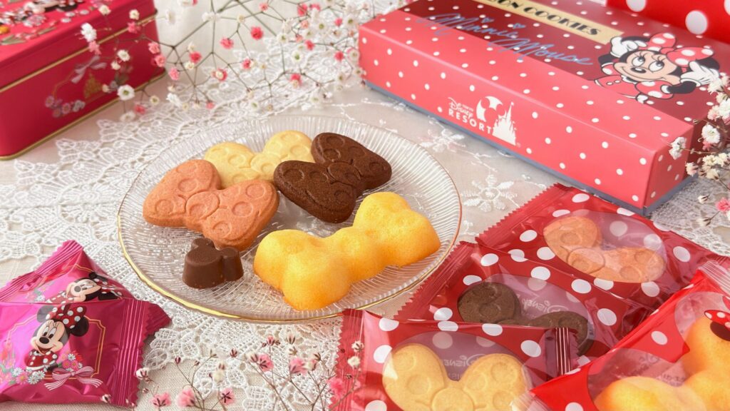 東京ディズニーリゾート_ミニーが描かれたチョコレート缶や菓子箱の個包装や皿盛りが並んでいる様子