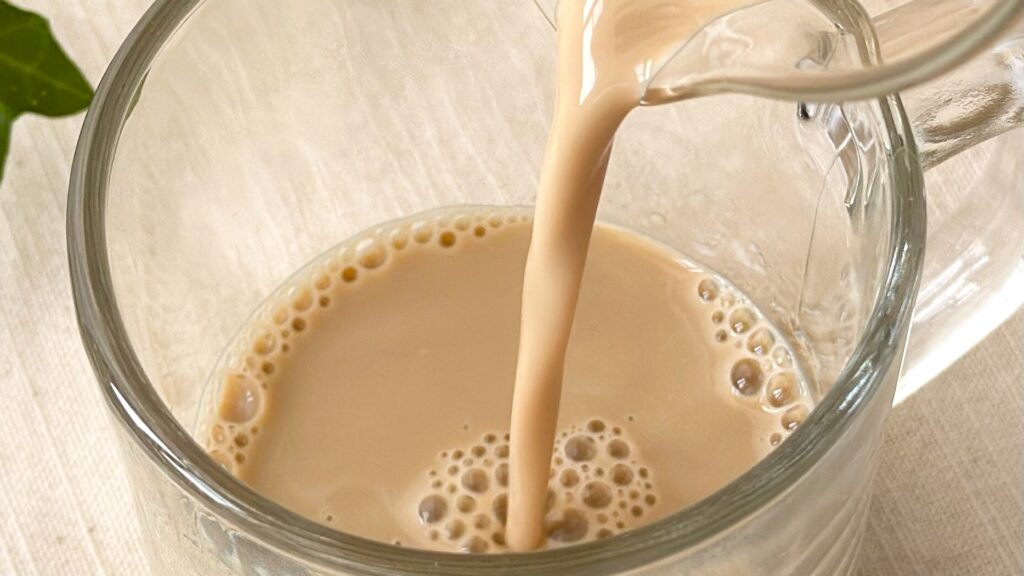 キッコーマン豆乳_「クラフトソイ ソイラテ まろやかソイミルク」をグラスに注いでいる様子