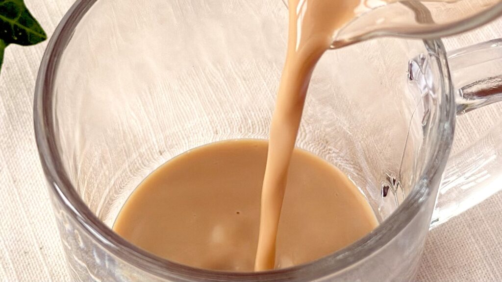 キッコーマン豆乳_「クラフトソイ ソイラテ ほろにがエスプレッソ」をグラスに注いでいる様子