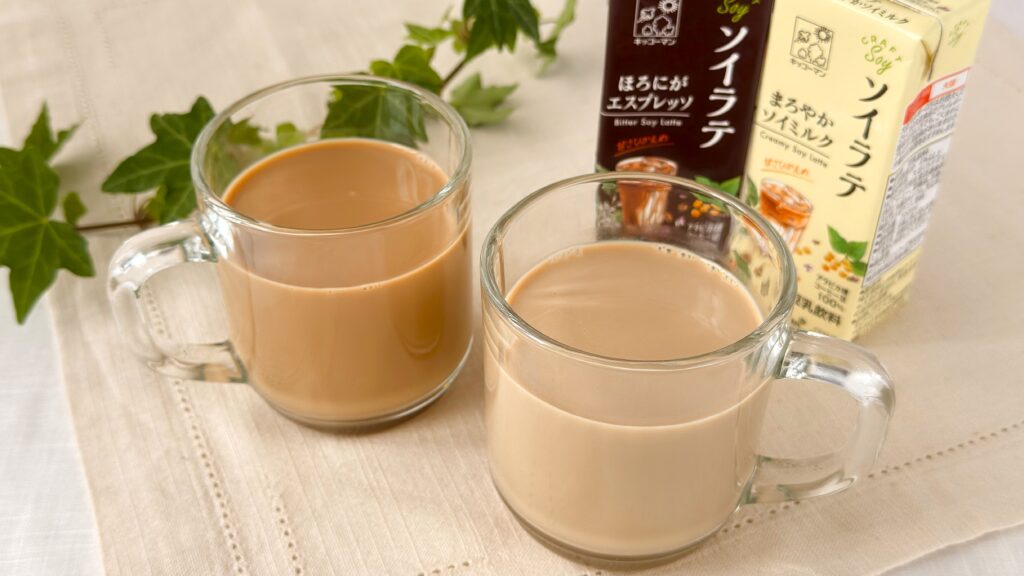 キッコーマン豆乳_グラスにはいった「クラフトソイ ソイラテ まろやかソイミルク」と「クラフトソイ ソイラテ ほろにがエスプレッソ」