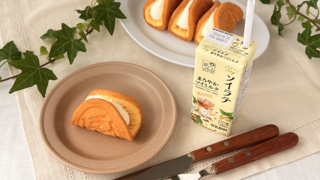 キッコーマン豆乳_「クラフトソイ ソイラテ まろやかソイミルク」と生クリーム入りのワッフルが並んでいる様子