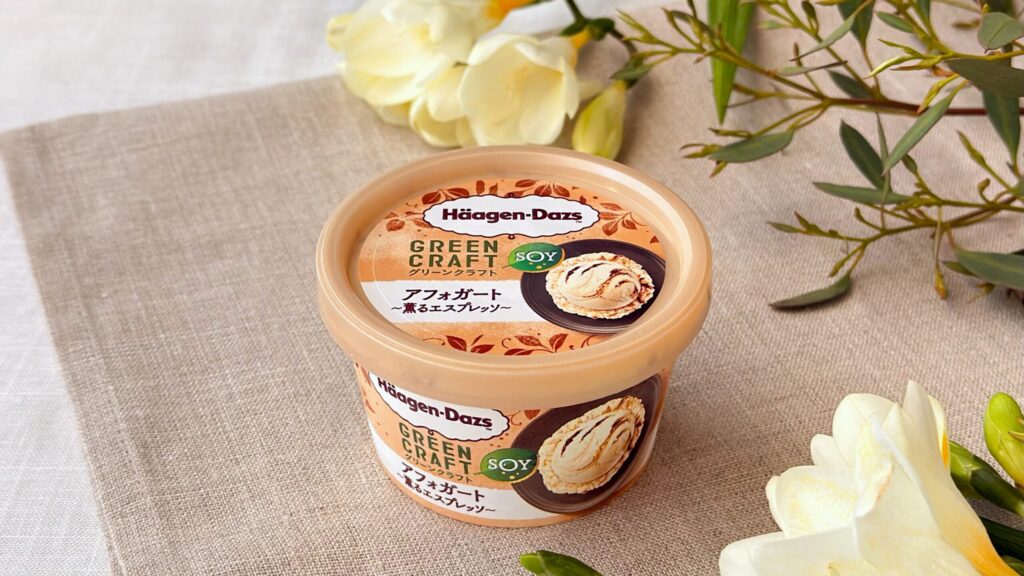 ハーゲンダッツ_お花や葉っぱに囲まれた「グリーンクラフト アフォガート~薫るエスプレッソ~」のパッケージ