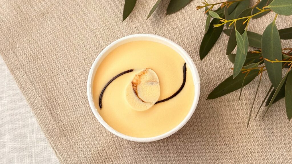 ハーゲンダッツ_「グリーンクラフト アフォガート~薫るエスプレッソ~」がテーブルに置いてある様子