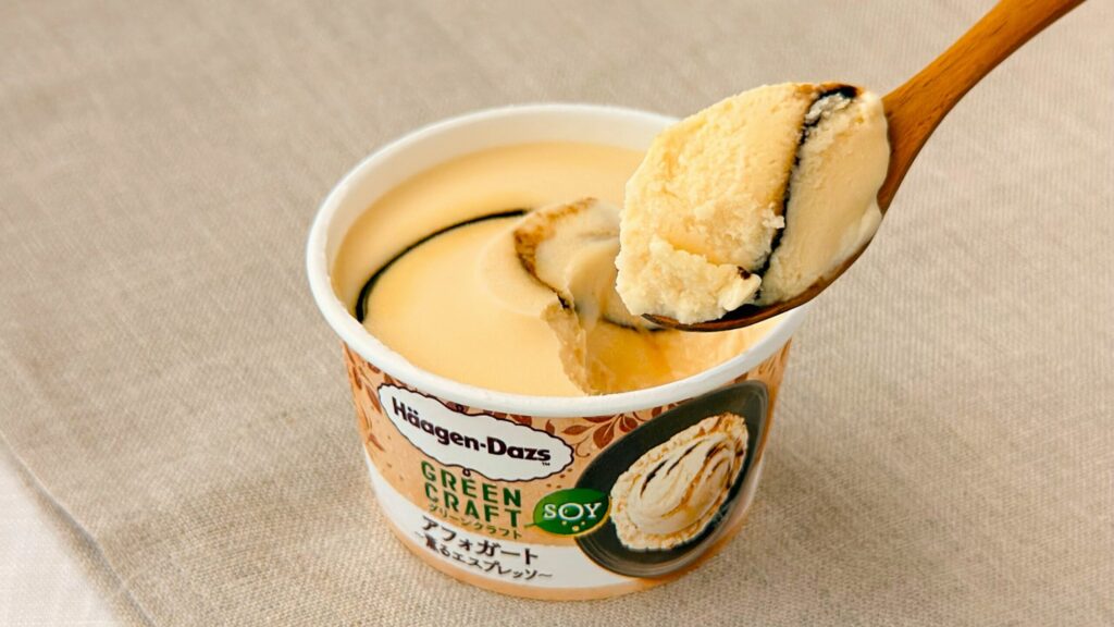 ハーゲンダッツ_「グリーンクラフト アフォガート~薫るエスプレッソ~」をスプーンですくっている様子
