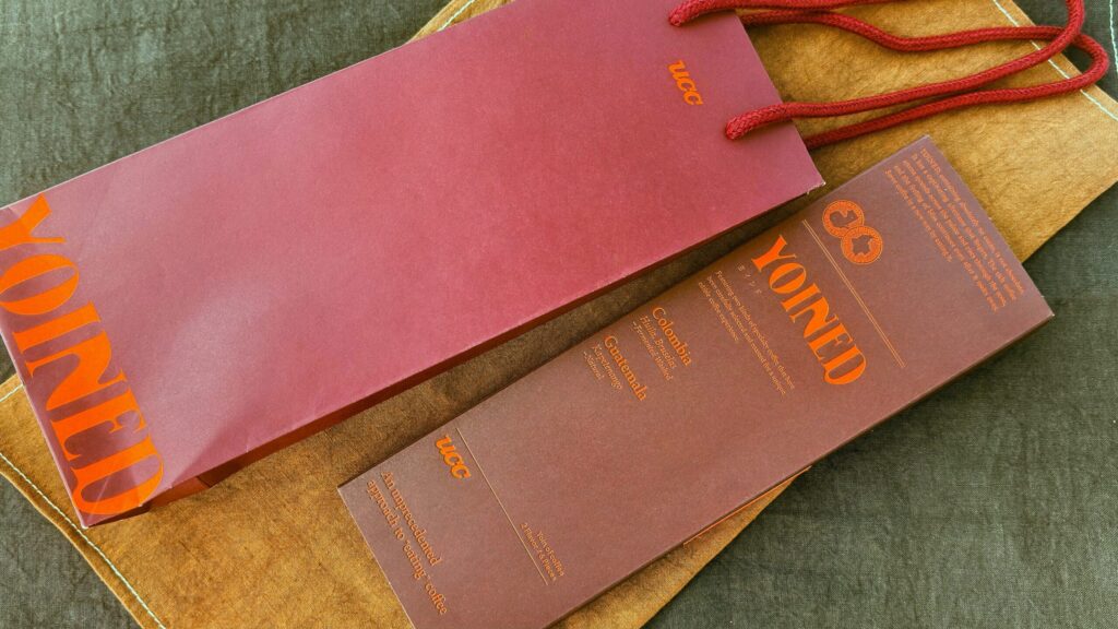 UCC_「UCC YOINED アソートセット 6枚入り（2025）」のパッケージと手提げが並んでいる様子