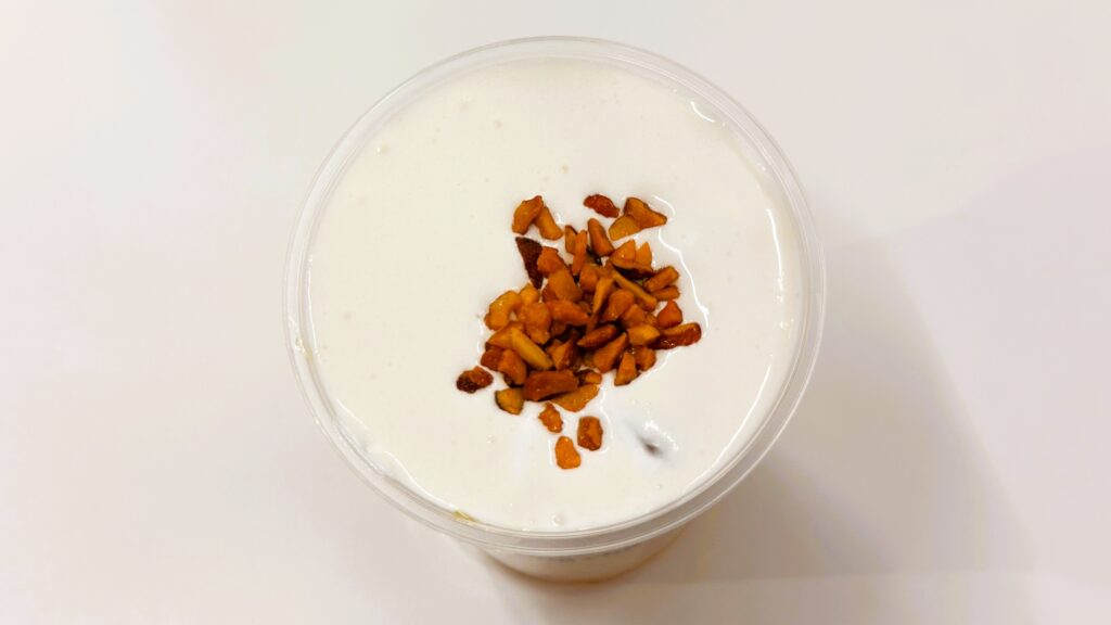 ゴンチャ_キンディングアーモンドがトッピングされた「ハニーナッツウーロン ミルクティー」