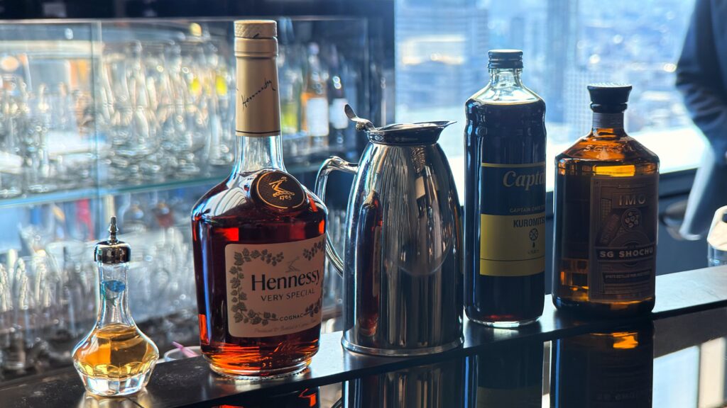 ザ・プリンスギャラリー東京紀尾井町_「Gallery Espresso Martini」に使用するお酒が並んでいる様子