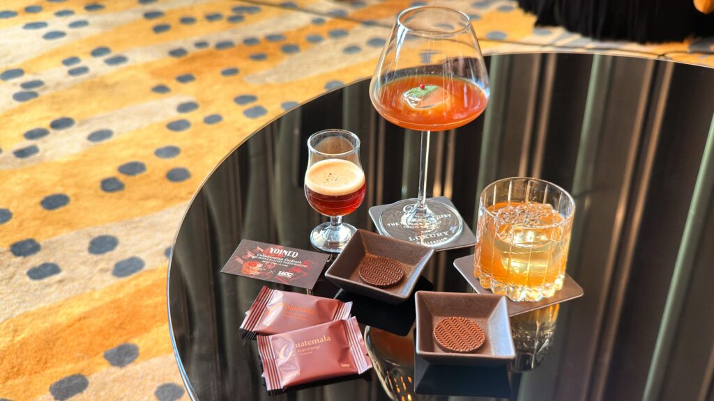 ザ・プリンスギャラリー東京紀尾井町_コラボカクテル3種と「YOINED（ヨインド）」が並んでいる様子