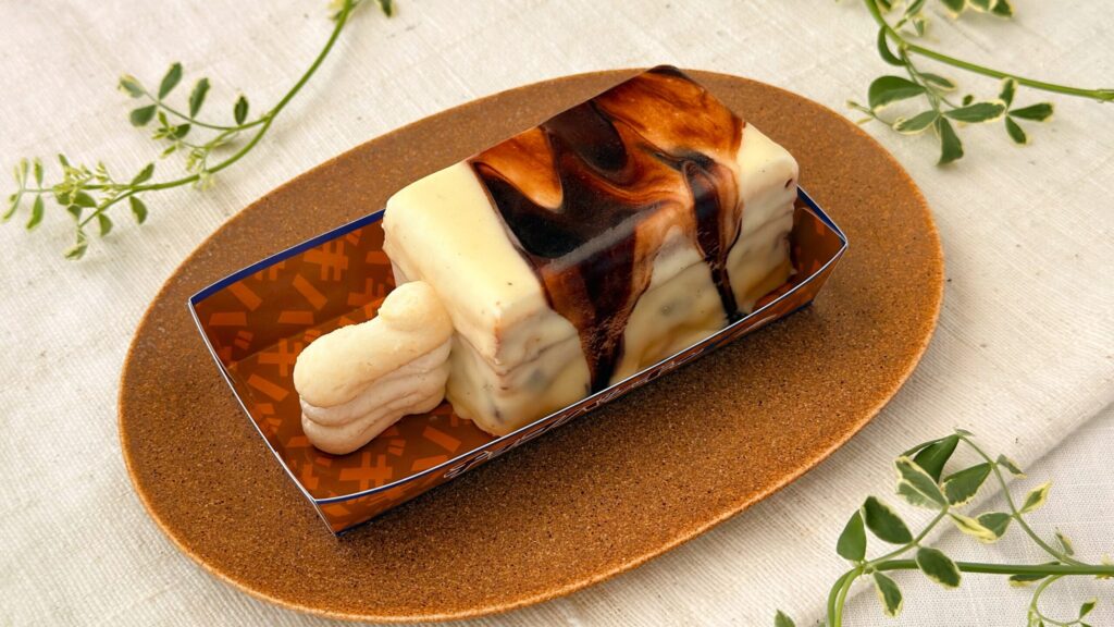 シャトレーゼ_専用トレーにのった「チョコバッキー THE CAKE」と葉っぱが置いてある様子