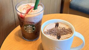 スターバックス_「カカオ & ストロベリー ムース フラペチーノ®」と「カカオ ムース ラテ」を飲んでいる様子