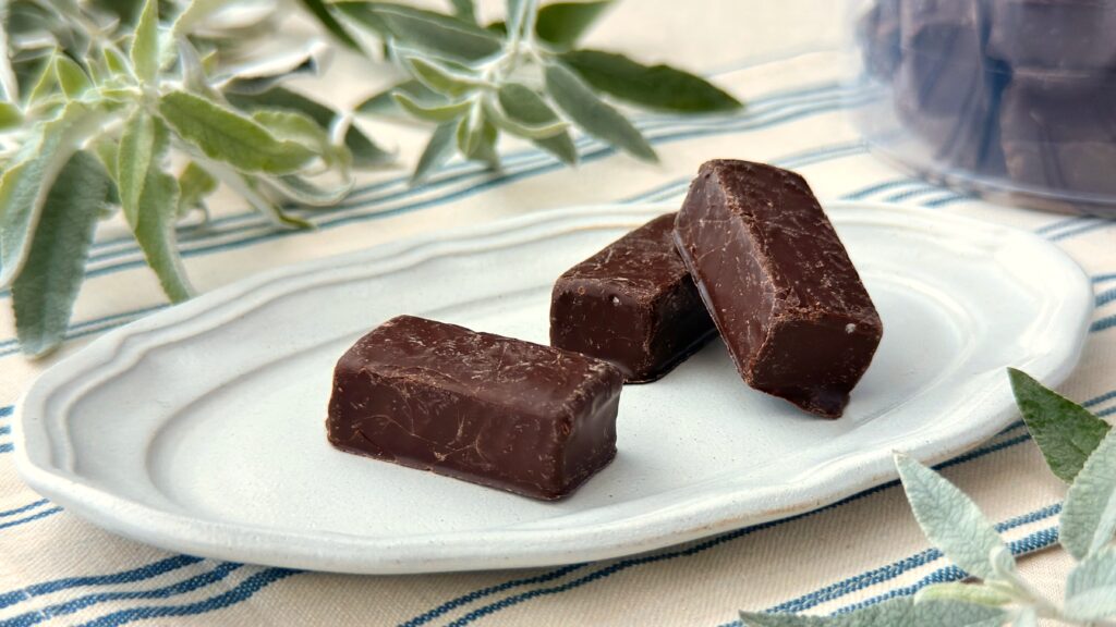 ハリボー_「チャマローズソフトキス（チョコマシュマロ）400g」の皿盛り