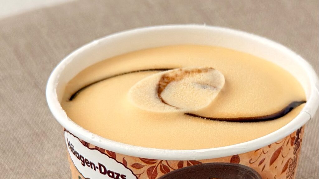 ハーゲンダッツ_エスプレッソソースのラインがはいった「グリーンクラフト アフォガート～薫るエスプレッソ～」の表面