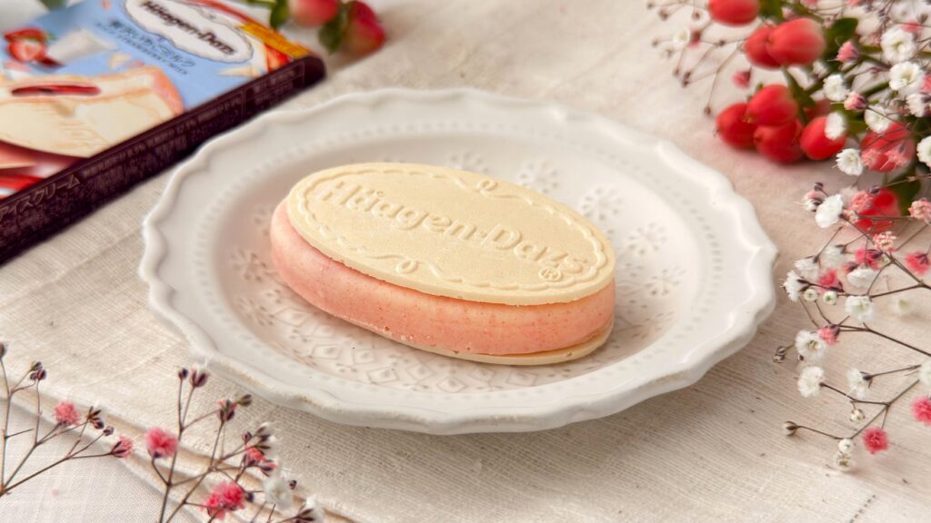 ハーゲンダッツ_白皿にのったクリスピーサンド「贅沢いちごミルク」とパッケージ