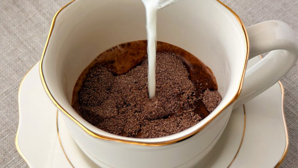 バンホーテン_「ホットチョコレート」にミルクを注いでいる様子