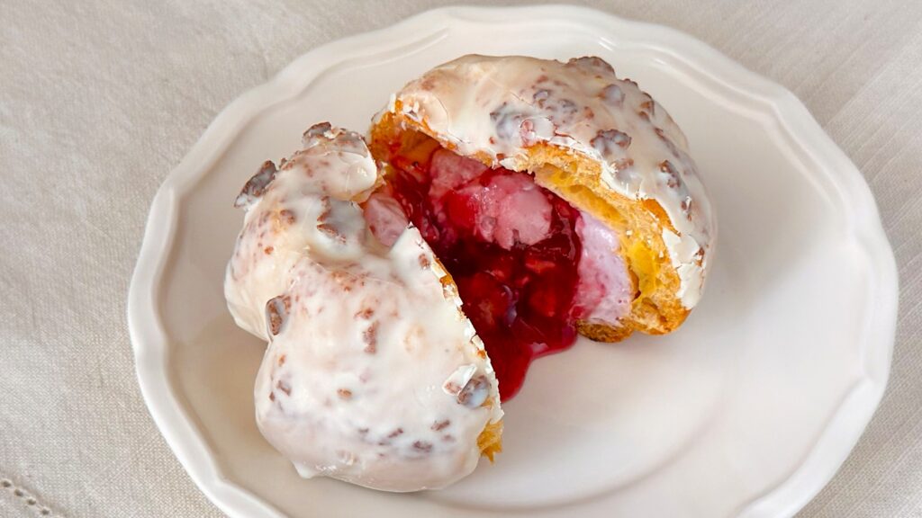 ファミリーマート_「ファミマの白をまとったいちご狩り®」の「ザクザク食感 いちごのクッキーシュー」の断面