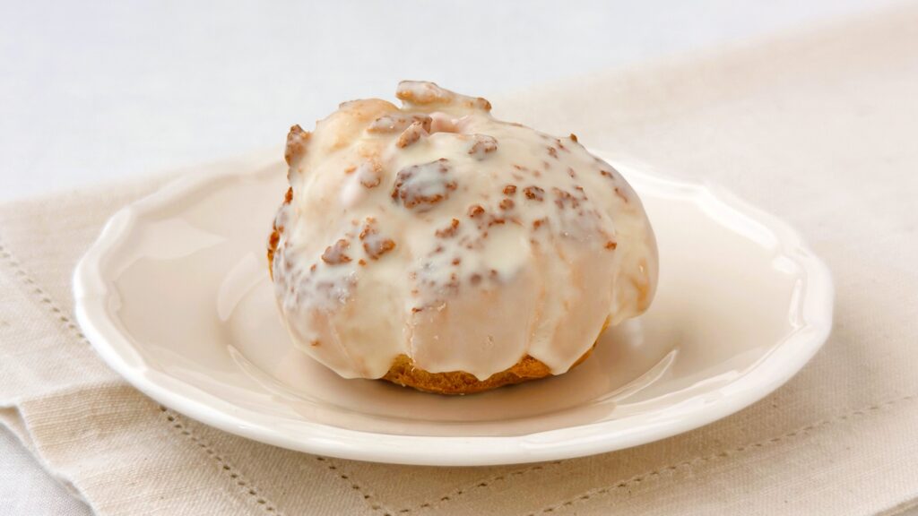 ファミリーマート_「ファミマの白をまとったいちご狩り®」の「ザクザク食感 いちごのクッキーシュー」の皿のせ