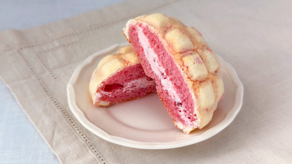 ファミリーマート_「ファミマの白をまとったいちご狩り®」の「チつぶつぶいちごミルクメロンパン」の断面