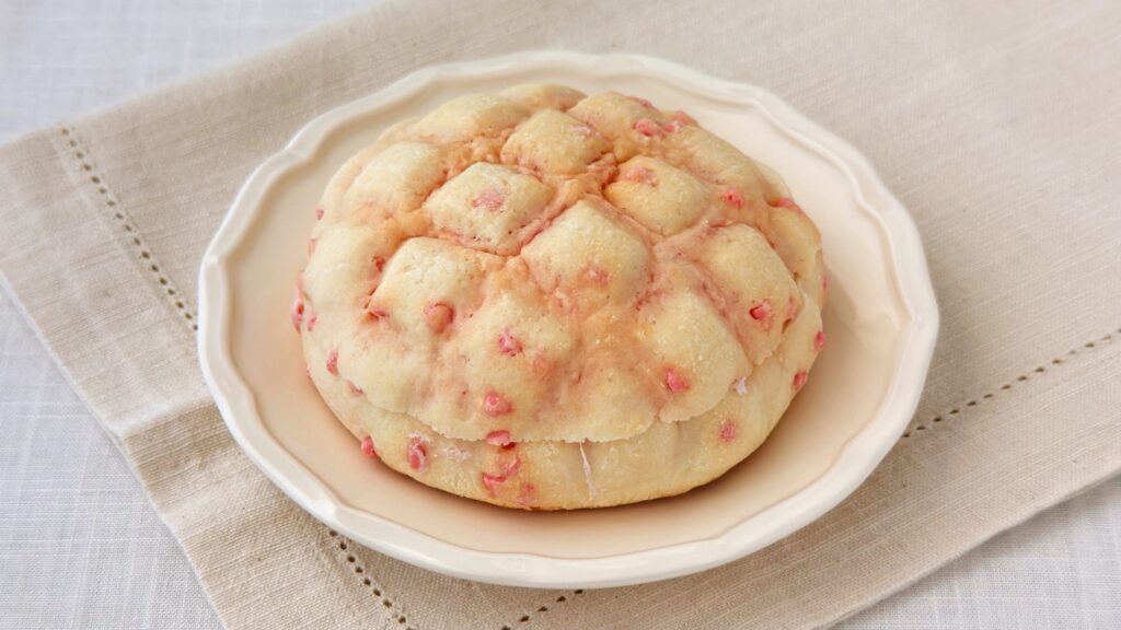 ファミリーマート_「ファミマの白をまとったいちご狩り®」の「チつぶつぶいちごミルクメロンパン」の皿のせ