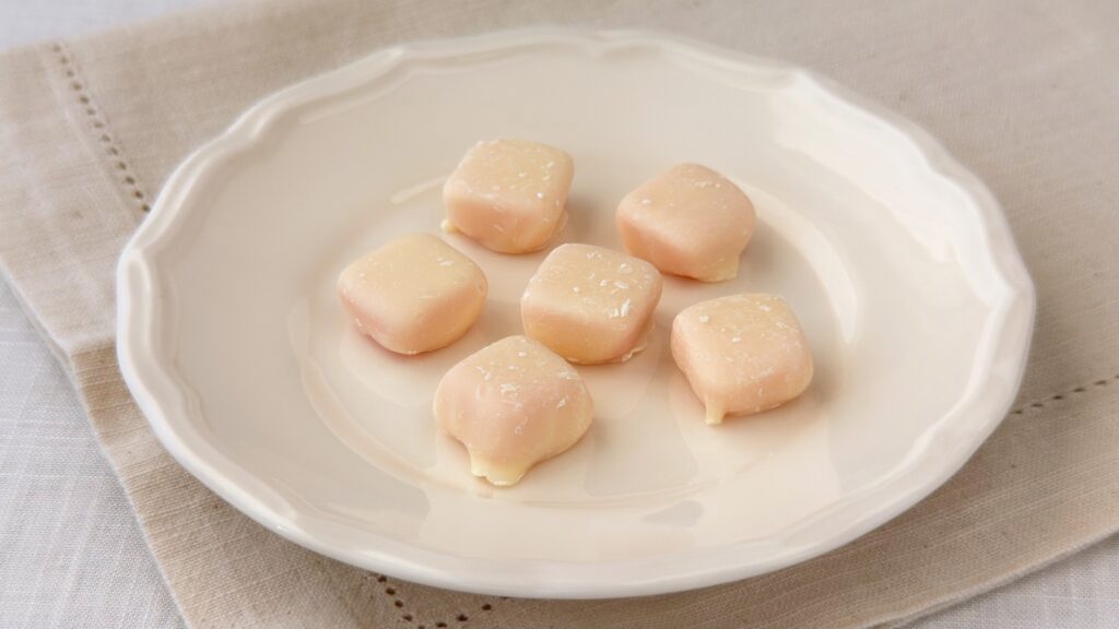 ファミリーマート_「ファミマの白をまとったいちご狩り®」の「チョコマシュマロ風グミ いちご味」の皿のせ