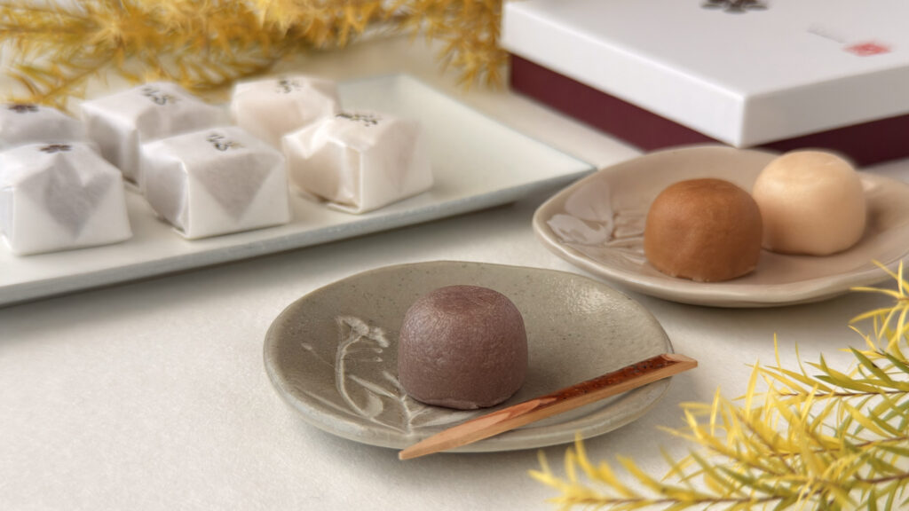 山田屋まんじゅう_「こきび」や「まろぶ」の皿盛りやパッケージが並んでいる様子