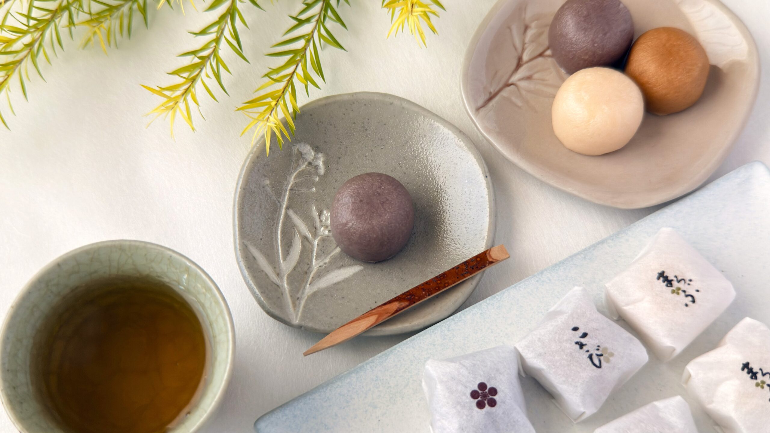 山田屋まんじゅう_白皿にのった「山田屋まんじゅう」「こきび」「まろぶ」の皿盛りとお茶が並んでいる様子