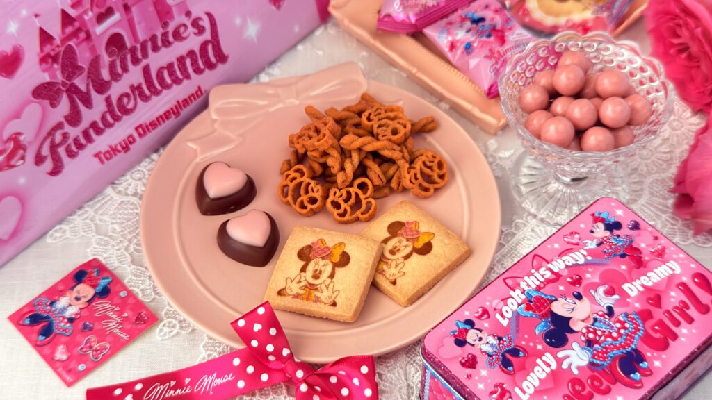 東京ディズニーリゾート__「ディズニー・パルパルーザ ミニーのファンダーランド」の限定クッキーやチョコレートなどが皿にのっている様子